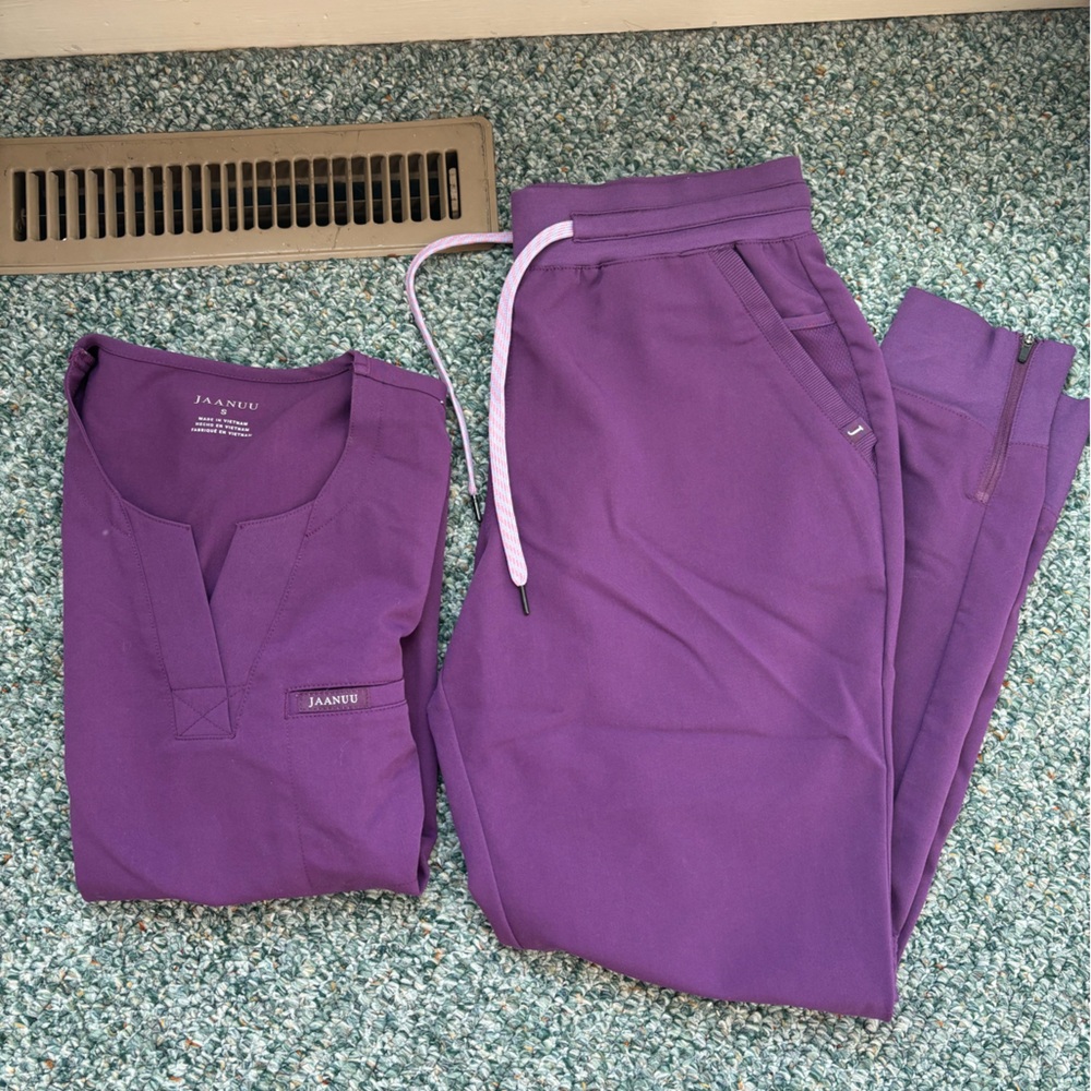 Jaanuu Scrub Set